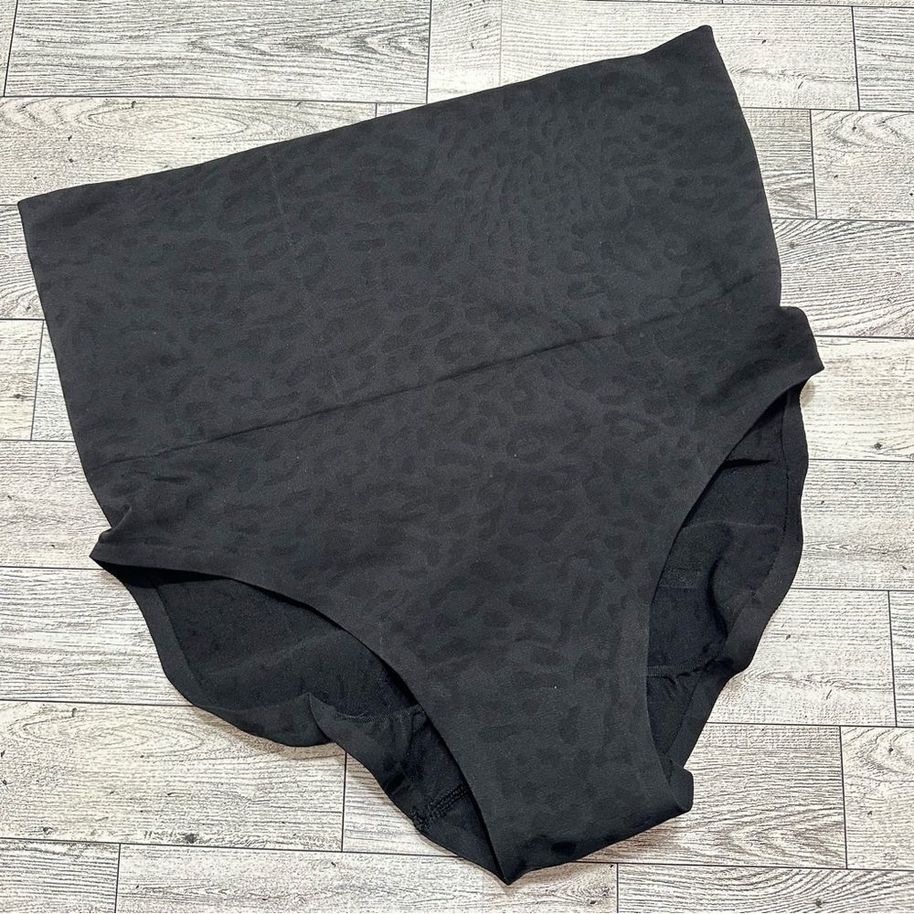 VICTORIA’S SECRET CURVES SEAMLESS HIGH WAIST TUMMY CONTROL BLACK BRIEF PANTY NWT
